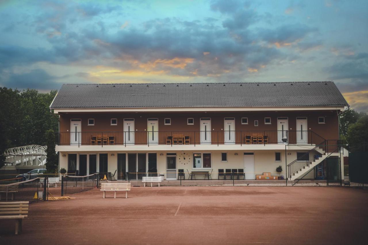 Tenisz Panzio - Baja Bagian luar foto